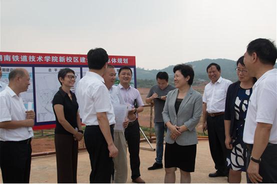 (湖南省人民政府副省长吴桂英调研学校新校区建设工地) (湖南省人民政府副省长吴桂英调研学校新校区建设工地)